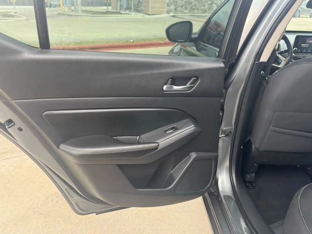 Nissan Altima Vehicle Full-screen Gallery Image 15