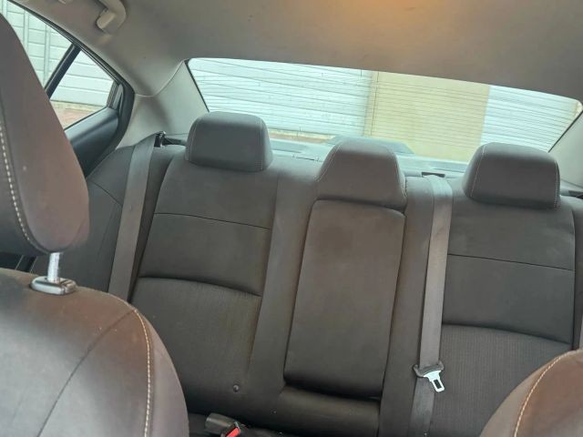 Nissan Altima Vehicle Full-screen Gallery Image 17