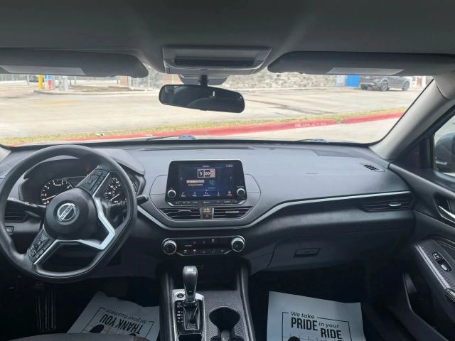 Nissan Altima Vehicle Full-screen Gallery Image 18