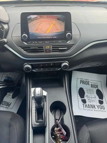 Nissan Altima Vehicle Full-screen Gallery Image 19