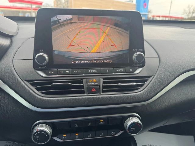 Nissan Altima Vehicle Full-screen Gallery Image 20