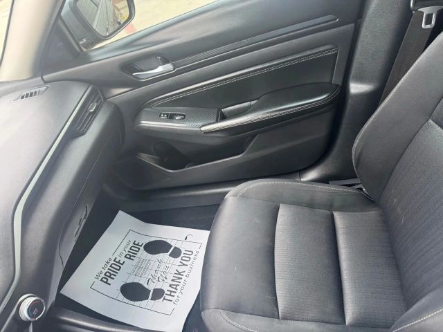 Nissan Altima Vehicle Full-screen Gallery Image 23