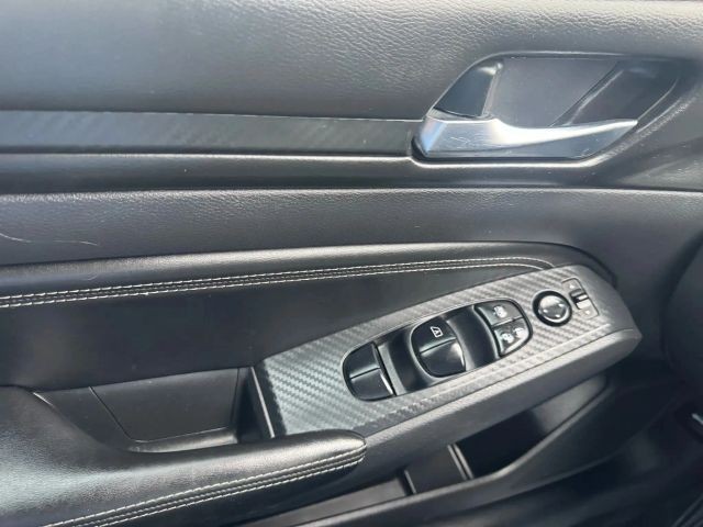 Nissan Altima Vehicle Full-screen Gallery Image 24