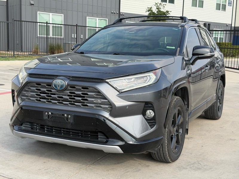 Toyota RAV4 Vehicle Full-screen Gallery Image 02