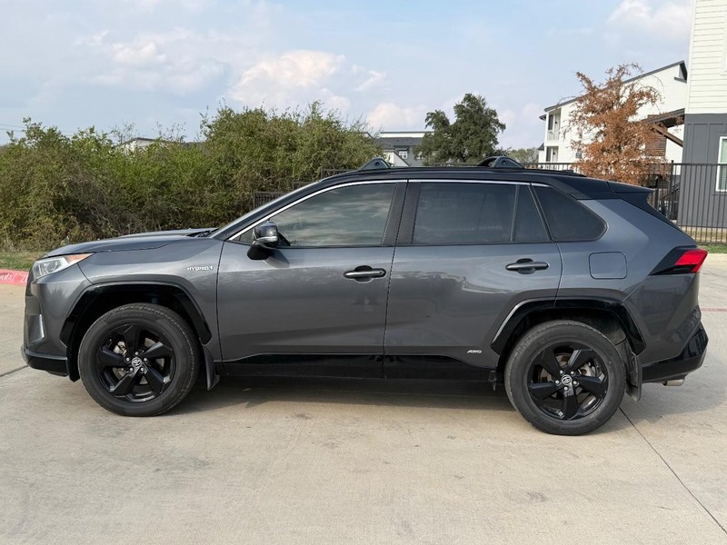 Toyota RAV4 Vehicle Full-screen Gallery Image 03