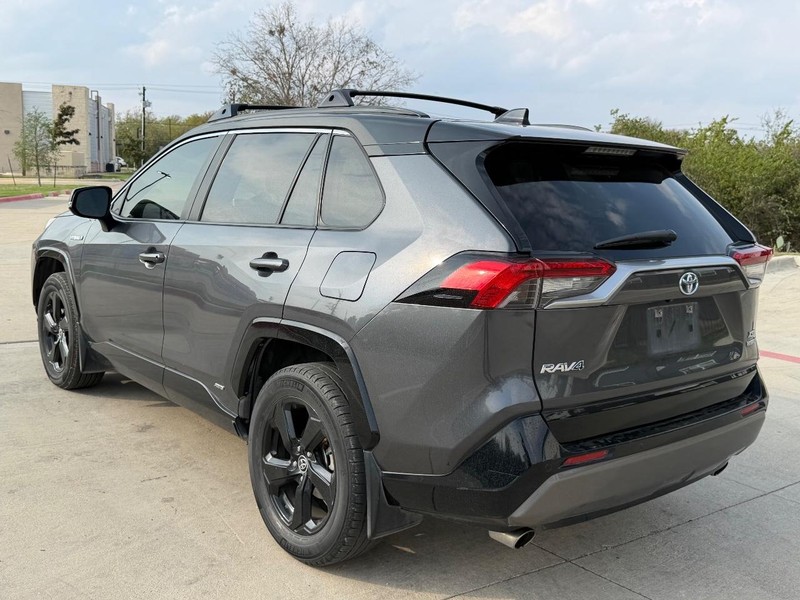 Toyota RAV4 Vehicle Full-screen Gallery Image 04