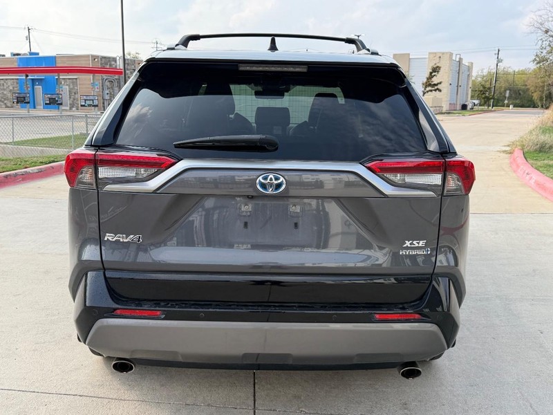 Toyota RAV4 Vehicle Full-screen Gallery Image 05