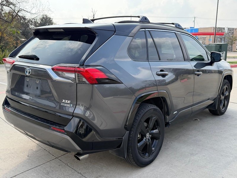 Toyota RAV4 Vehicle Full-screen Gallery Image 06