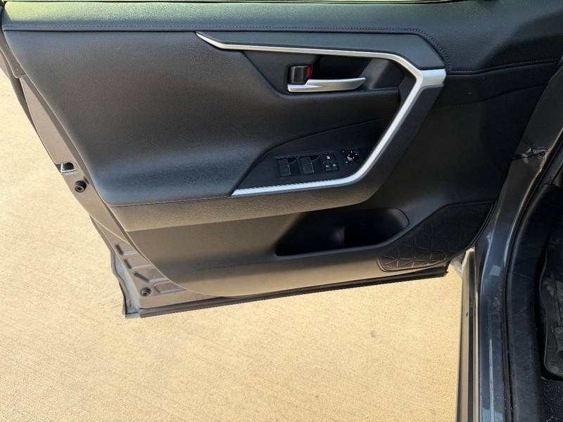 Toyota RAV4 Vehicle Full-screen Gallery Image 10