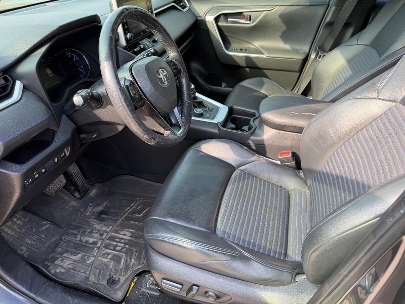 Toyota RAV4 Vehicle Full-screen Gallery Image 11