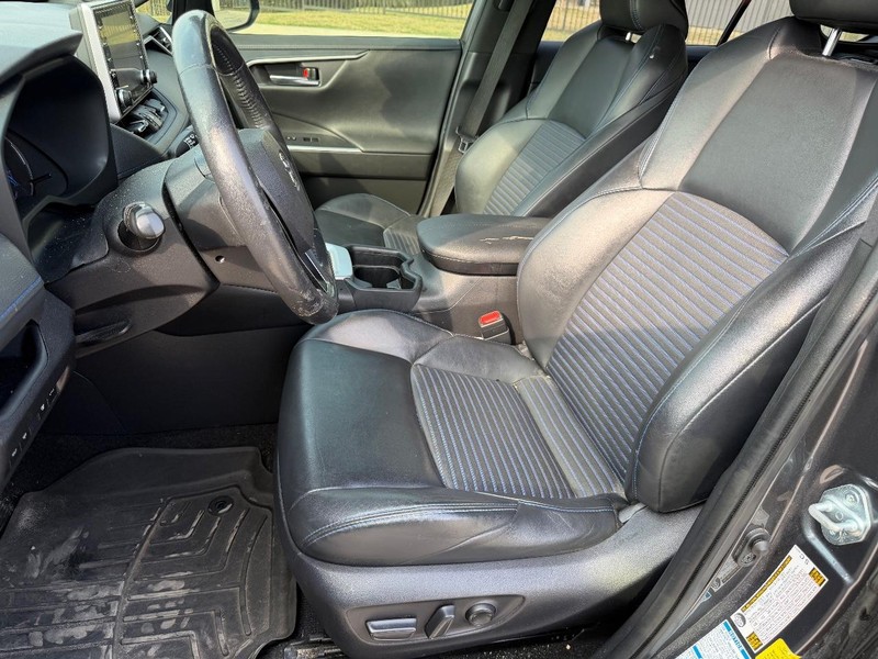 Toyota RAV4 Vehicle Full-screen Gallery Image 12