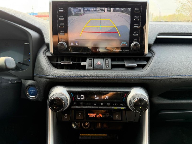 Toyota RAV4 Vehicle Full-screen Gallery Image 14
