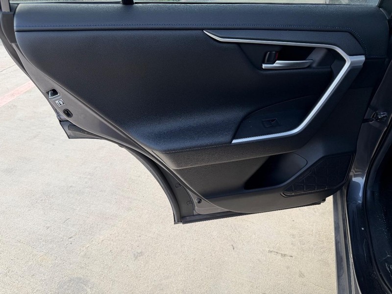 Toyota RAV4 Vehicle Full-screen Gallery Image 15