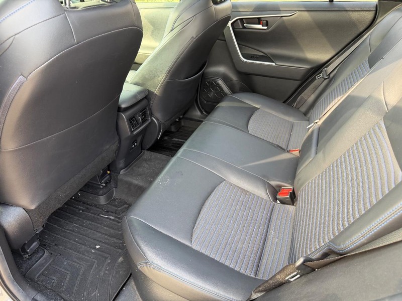 Toyota RAV4 Vehicle Full-screen Gallery Image 16