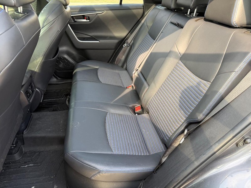 Toyota RAV4 Vehicle Full-screen Gallery Image 17