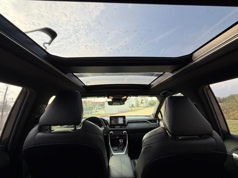 Toyota RAV4 Vehicle Full-screen Gallery Image 20