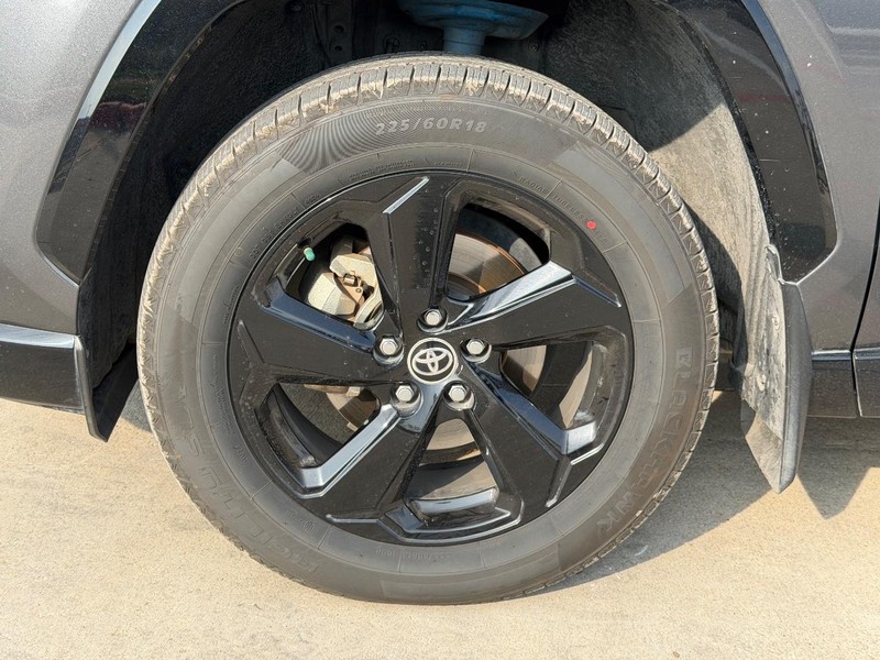 Toyota RAV4 Vehicle Full-screen Gallery Image 23