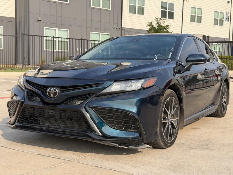 Toyota Camry Vehicle Full-screen Gallery Image 02