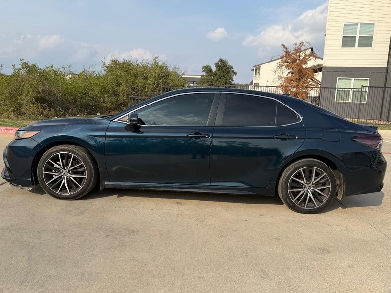 Toyota Camry Vehicle Full-screen Gallery Image 03