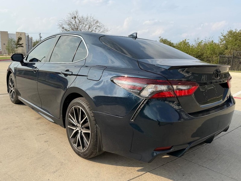 Toyota Camry Vehicle Full-screen Gallery Image 04