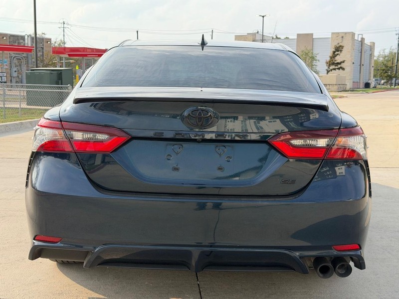 Toyota Camry Vehicle Full-screen Gallery Image 05