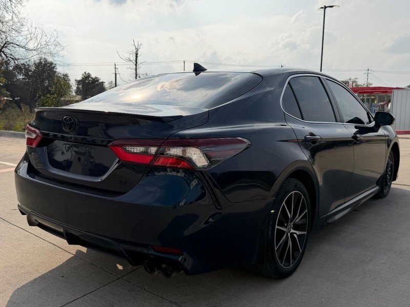 Toyota Camry Vehicle Full-screen Gallery Image 06