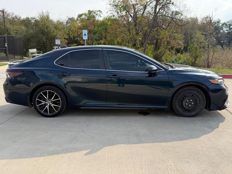 Toyota Camry Vehicle Full-screen Gallery Image 07