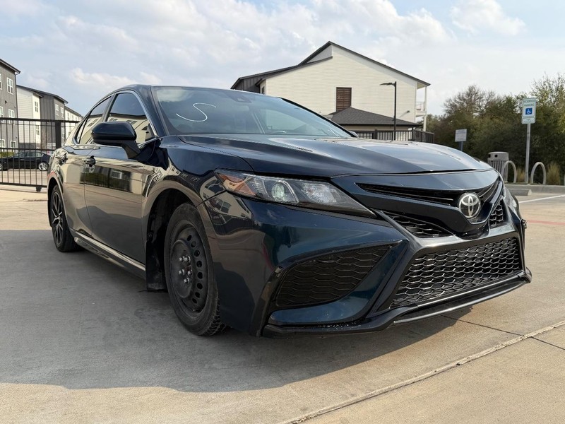 Toyota Camry Vehicle Full-screen Gallery Image 08