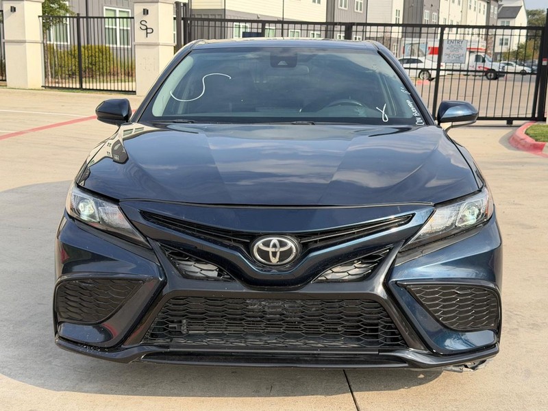 Toyota Camry Vehicle Full-screen Gallery Image 09