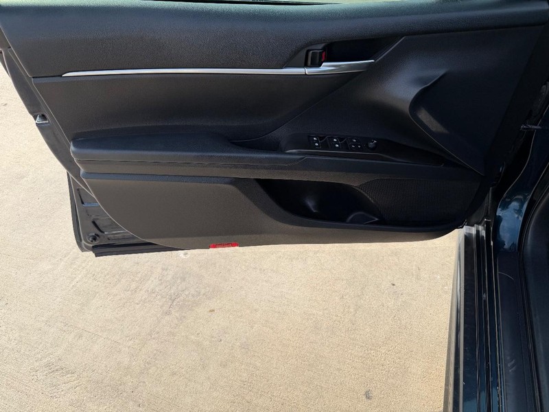 Toyota Camry Vehicle Full-screen Gallery Image 10