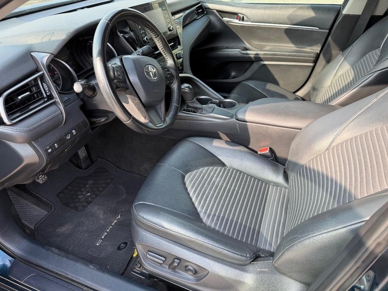 Toyota Camry Vehicle Full-screen Gallery Image 11