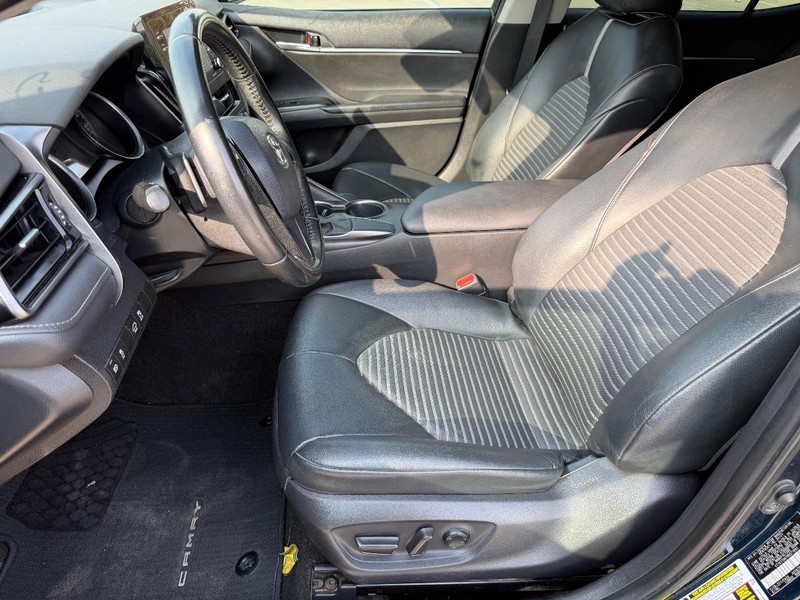 Toyota Camry Vehicle Full-screen Gallery Image 12