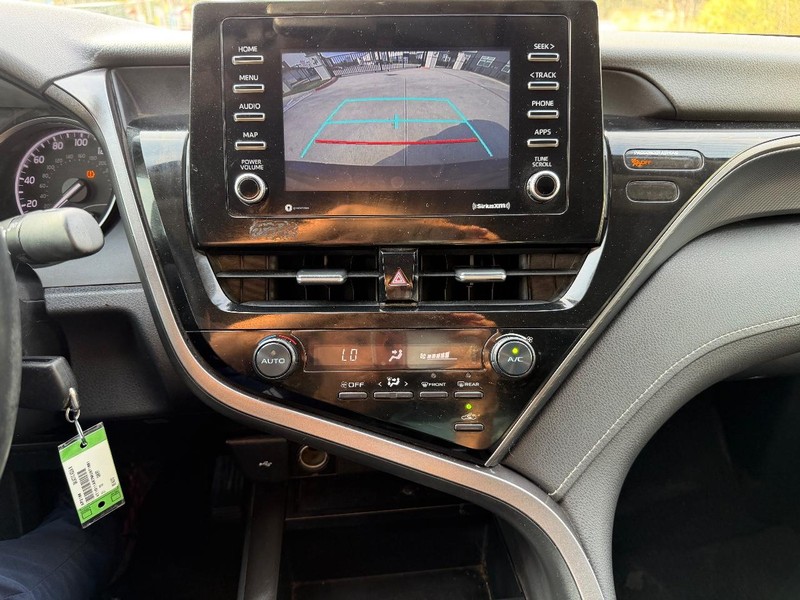 Toyota Camry Vehicle Full-screen Gallery Image 14