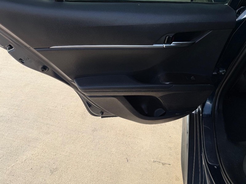 Toyota Camry Vehicle Full-screen Gallery Image 15