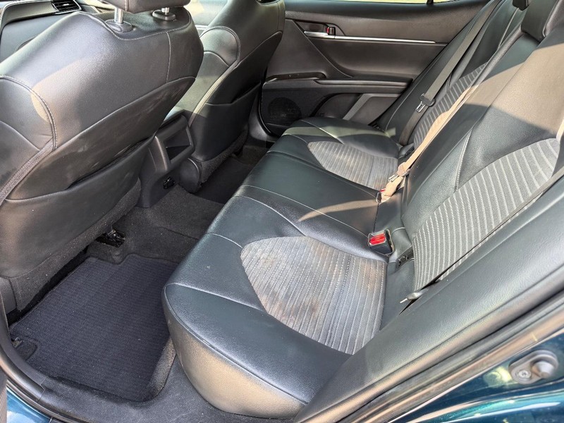 Toyota Camry Vehicle Full-screen Gallery Image 16