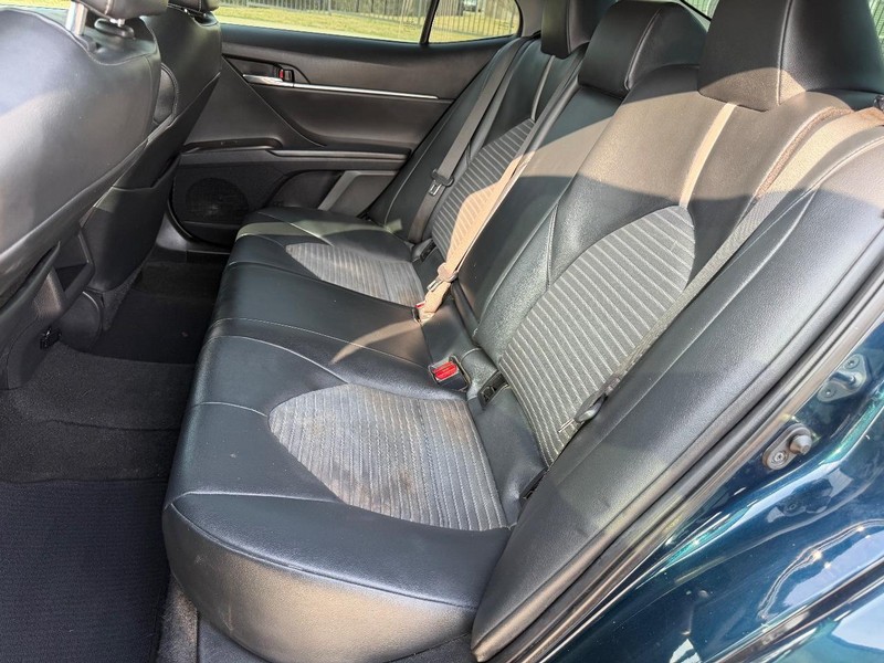 Toyota Camry Vehicle Full-screen Gallery Image 17