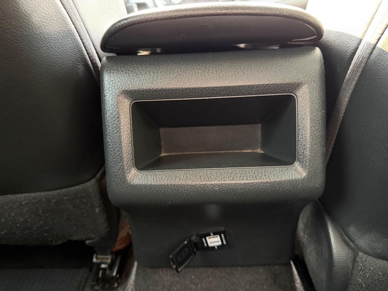 Toyota Camry Vehicle Full-screen Gallery Image 18