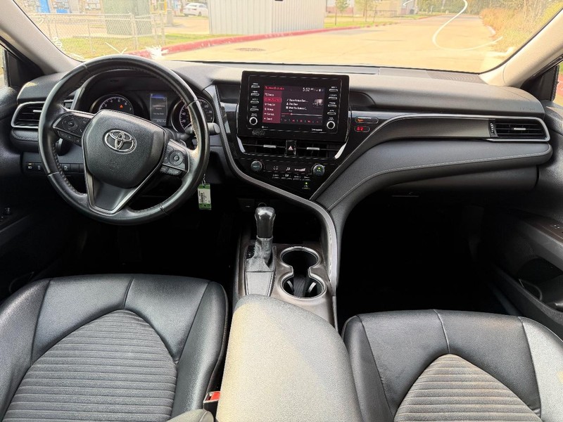 Toyota Camry Vehicle Full-screen Gallery Image 19