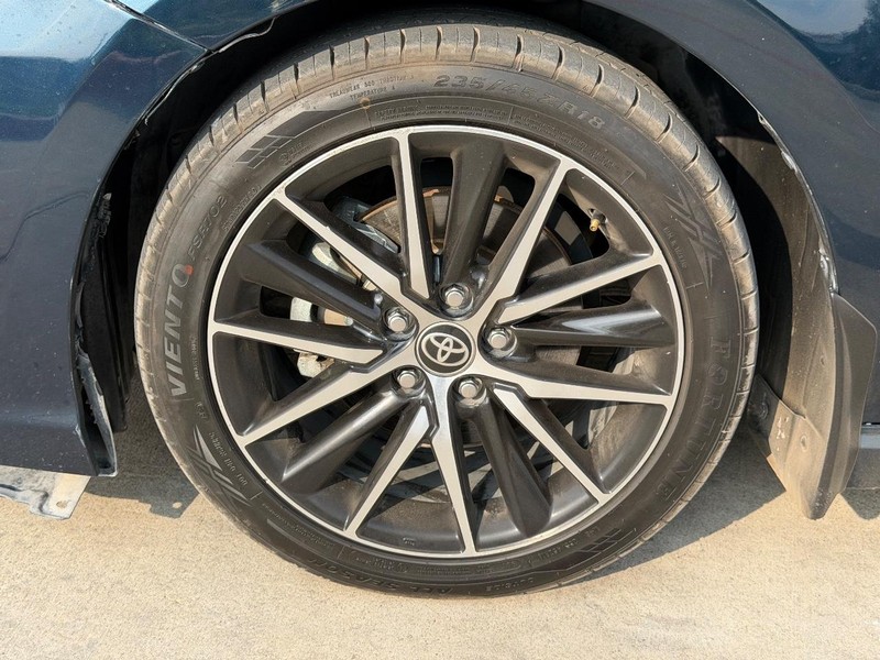 Toyota Camry Vehicle Full-screen Gallery Image 20