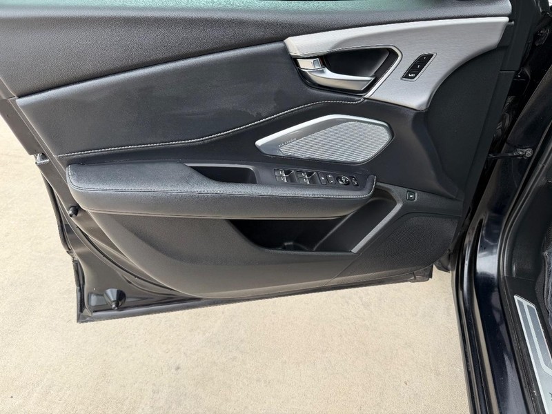 Acura RDX Vehicle Full-screen Gallery Image 10