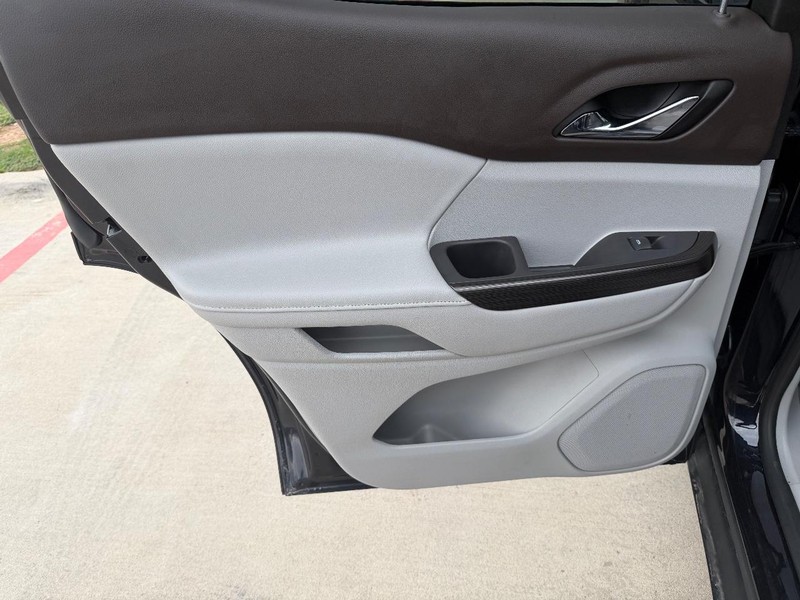 GMC Acadia Vehicle Full-screen Gallery Image 15