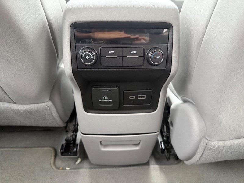 GMC Acadia Vehicle Full-screen Gallery Image 18