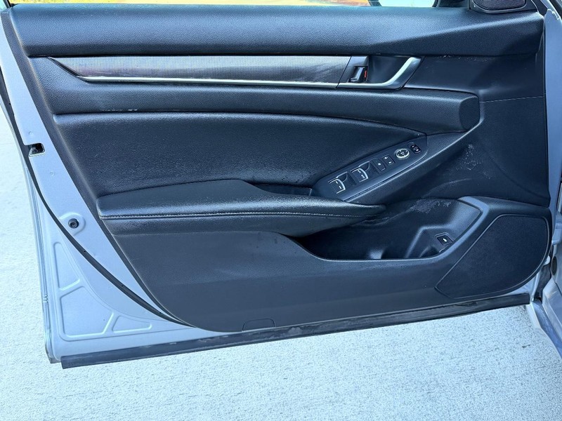 Honda Accord Sedan Vehicle Full-screen Gallery Image 09