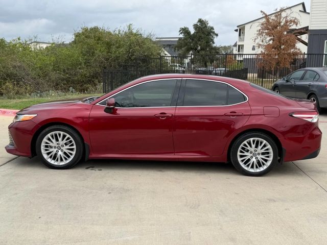 2018 Toyota Camry Hybrid XLE photo 2