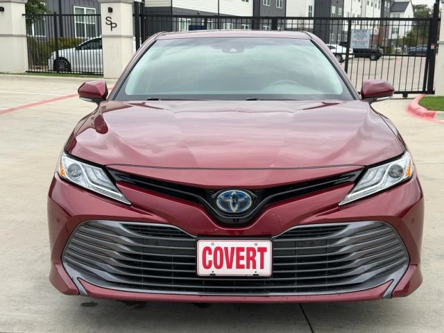 Toyota Camry Hybrid Vehicle Full-screen Gallery Image 09