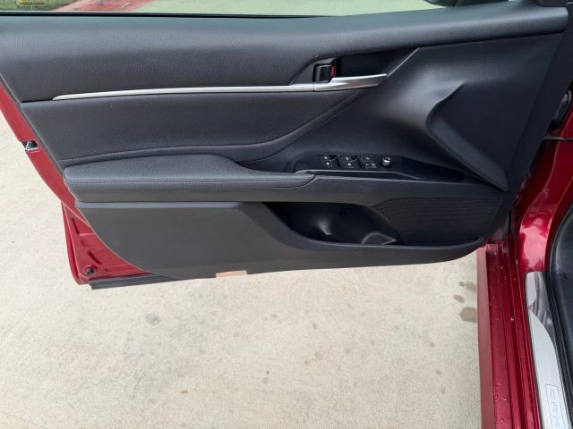 Toyota Camry Hybrid Vehicle Full-screen Gallery Image 10