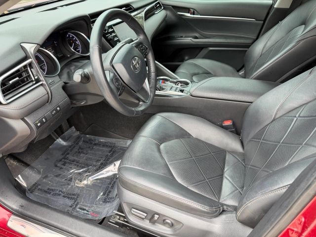 Toyota Camry Hybrid Vehicle Full-screen Gallery Image 11