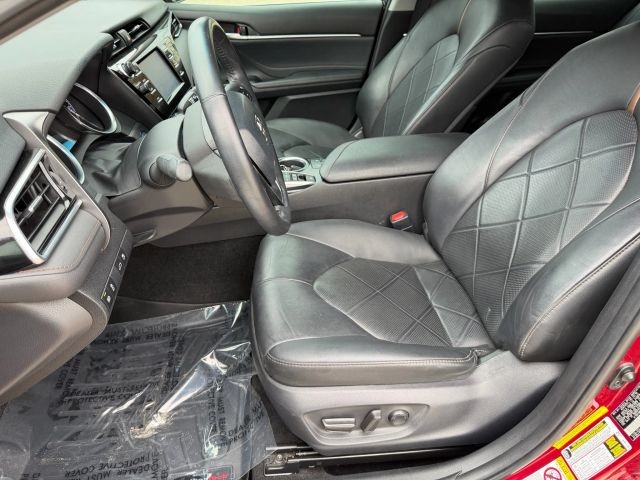 Toyota Camry Hybrid Vehicle Full-screen Gallery Image 12