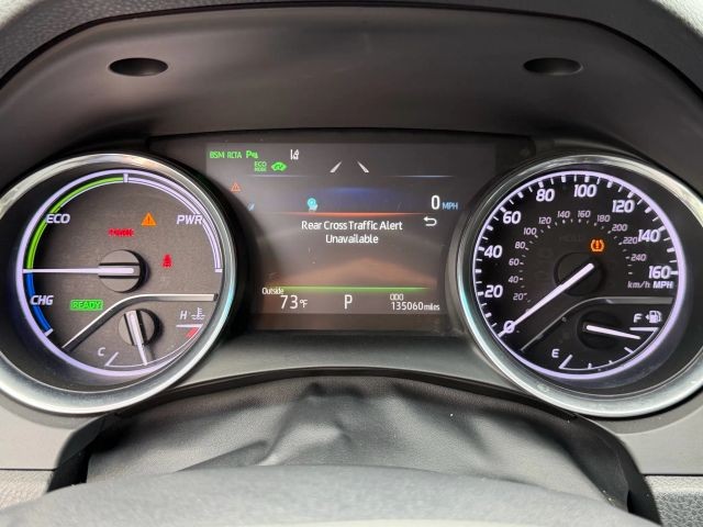 Toyota Camry Hybrid Vehicle Full-screen Gallery Image 13