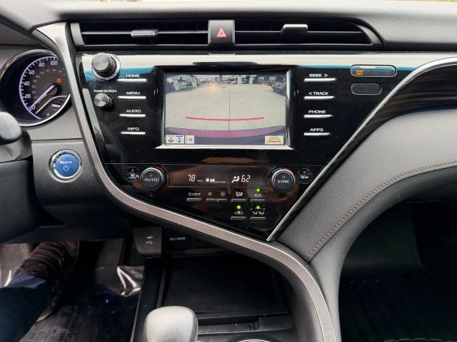 Toyota Camry Hybrid Vehicle Full-screen Gallery Image 14